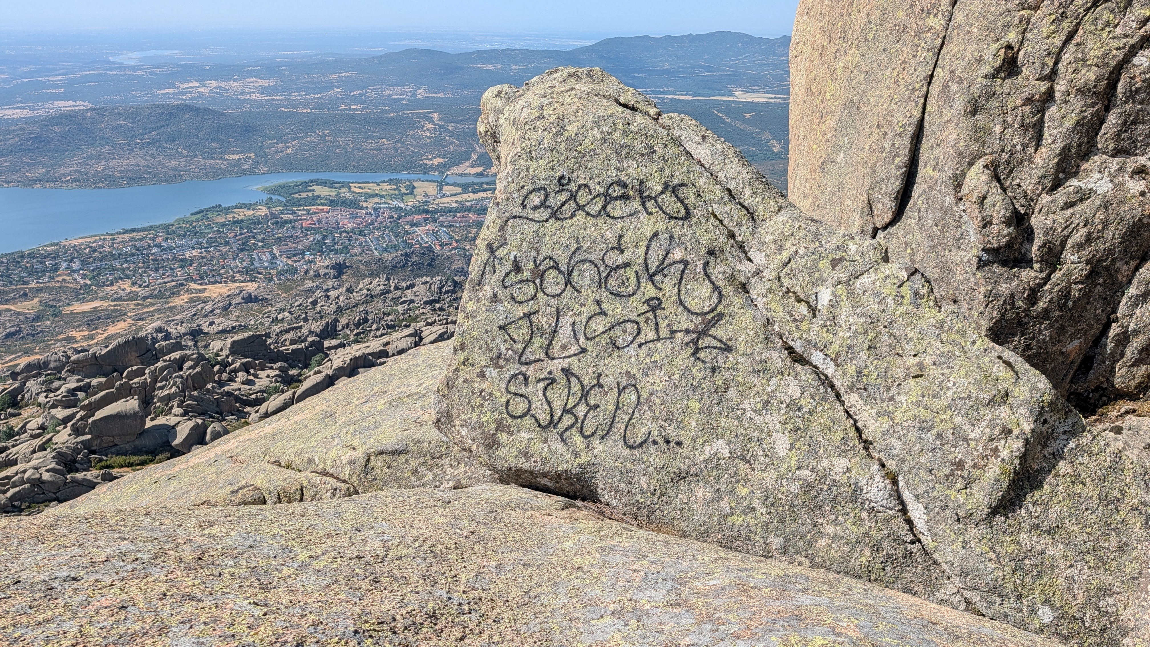 Pintadas en la cima de El Yelmo. Autor: Marcos González del Río.