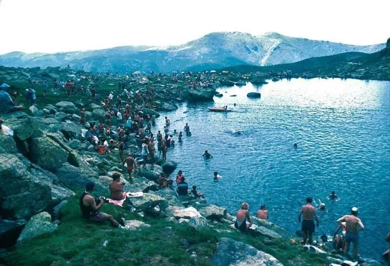 Masificación durante la celebración de la travesía a nado de la laguna. 1991.